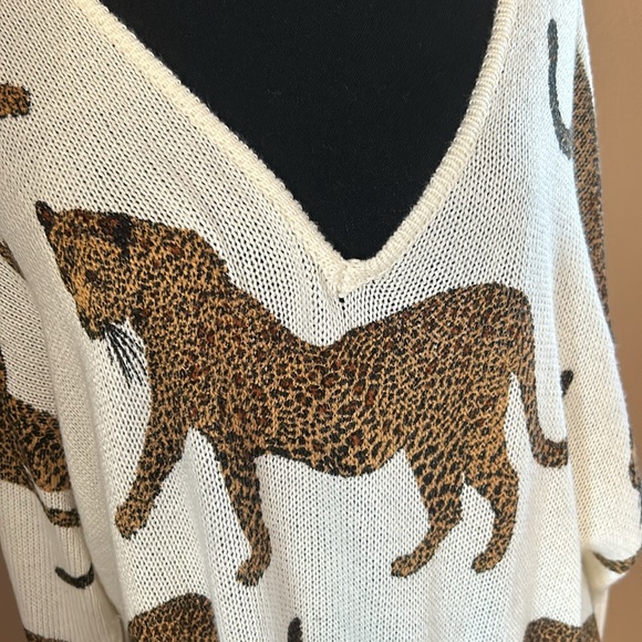 SHOW ME YOUR MUMU Oversized Hug Me Sweater Tossed Leopard Loose Knit V Neck L - Picture 4 of 10